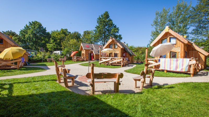Das Foto zeigt eine Panoramaaufnahme des Märchendorfes des Campingplatzes Bostalsee, mit den kleinen, aus Holz gebauten, Märchenhäusern.