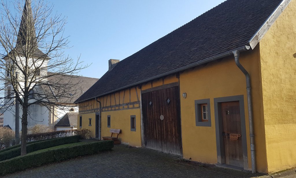 Mitten im Dorf Alsweiler steht das gelbe "Hiwwelhaus", was übersetzt "Haus auf dem Hügel" bedeutet, und einen Baustil aus dem 18. Jahrhundert aufweist.