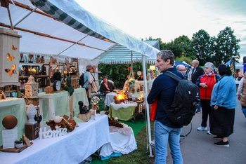 Marktmeile Seefest Auf der Marktmeile am Bostalsee reiht sich ein Stand an den anderen und die Besucher können die Ausstellungsware der Händler begutachten.
