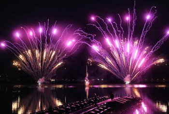 Am jährlichen Seefest findet sonntags abends ein Musikfeuerwerk auf dem Wasser statt mit tollen Formationen und Farben.