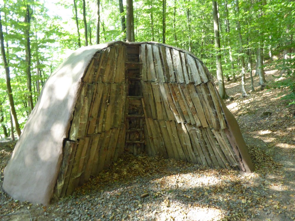 Schaumeiler_c_Inga Schmidt Mitten im grünen Wald steht der imposante 2 Meter hohe Schaumeiler der Köhler.