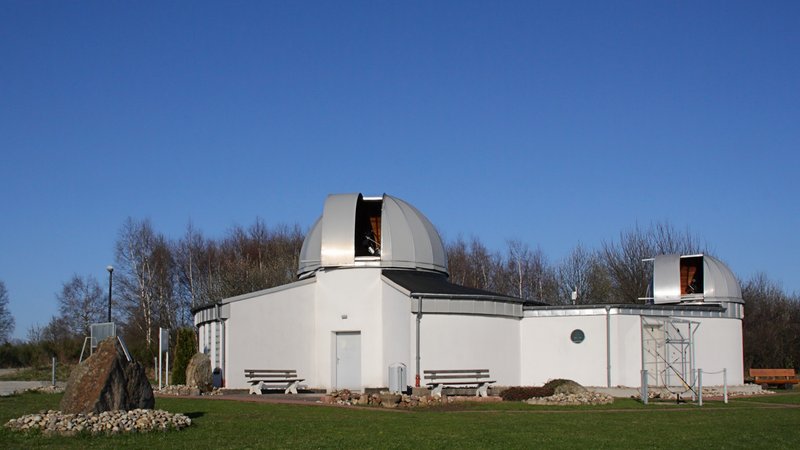 Die Sternwarte Peterberg steht alleine auf dem Peterberg. Aus ihren beiden Kuppeln kann der Himmel beobachtet werden.