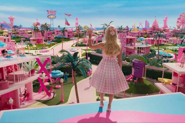 Barbie steht auf einem Dach und schaut über ihre Stadt.