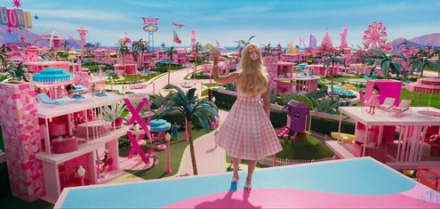 Barbie steht auf einem Dach und schaut über ihre Stadt.