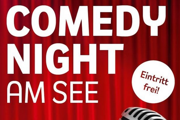 Comedy Night am Bostalsee am 27. Juni ab 19 Uhr am Musikpavillon. Ein Mikrofon auf rotem Hintergrund in Form eines Vorhangs.