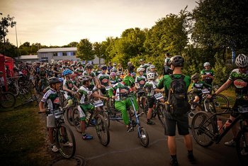 Eine große Gruppe Radfahrer versammelt sich am Bostalsee und wartet darauf, loszulegen und ihre Runden zu fahren.