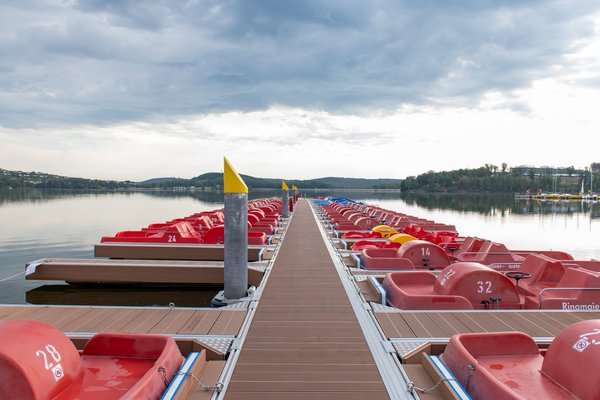 Der Bootssteg mit roten Tretbooten rechts und links davon