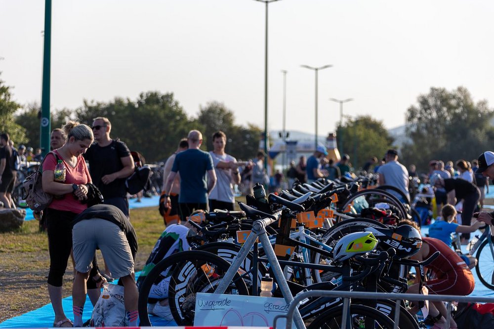 Wechselzone vom Schwimmen zum Fahrrad. Alle Fahrräder sind aufgereiht und warten auf die Wettkämpfer.