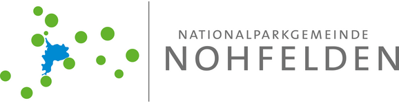 Nationalparkgemeinde Nohfelden mit dem Umriss es Bostalsees und grünen Punkten darum