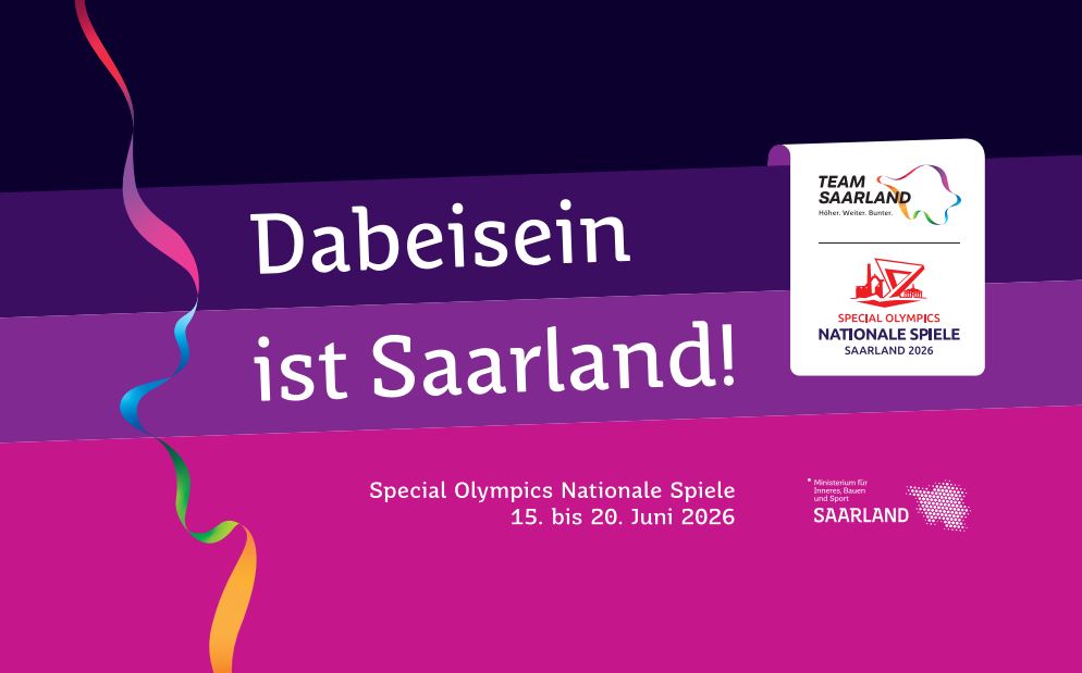 Hintergrund in schwarz, lila und pink mit der Schrift Dabeisein ist Saarland! und den Daten sowie dem Logo